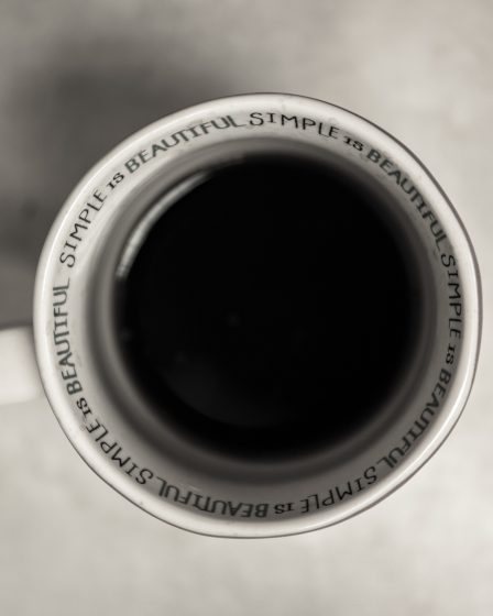 kubek termiczny z kawą