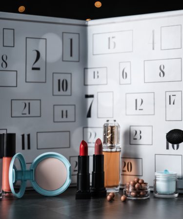 Kalendarz adwentowy z kosmetykami do makijażu