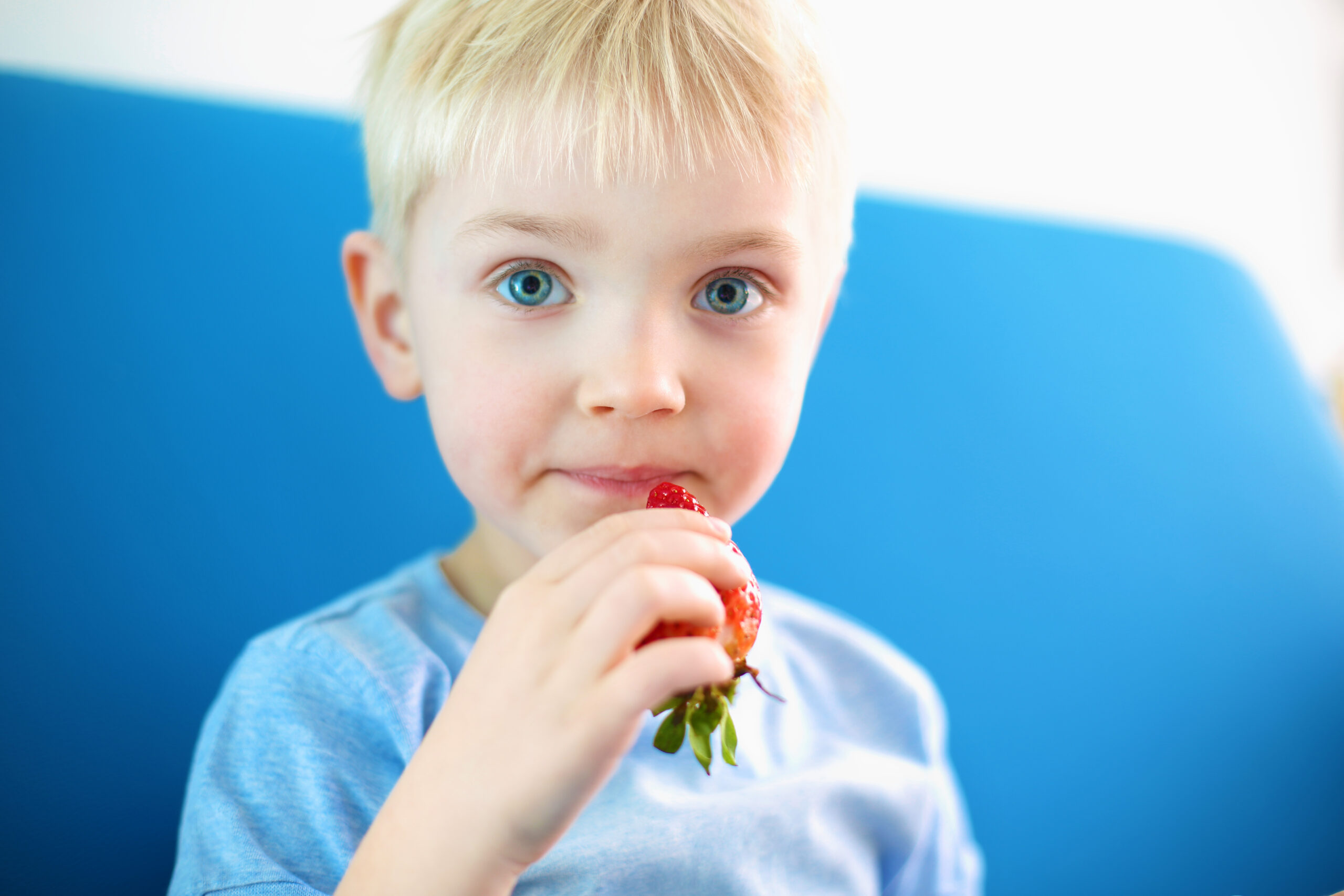 Chłopiec po chorobie je truskawke