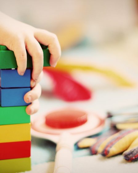 Dziecko bawiące się kolorowymi klockami