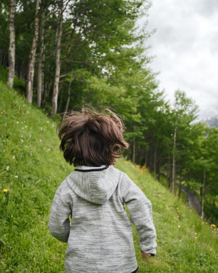 Chłopiec biega po lesie w wygodnych butach