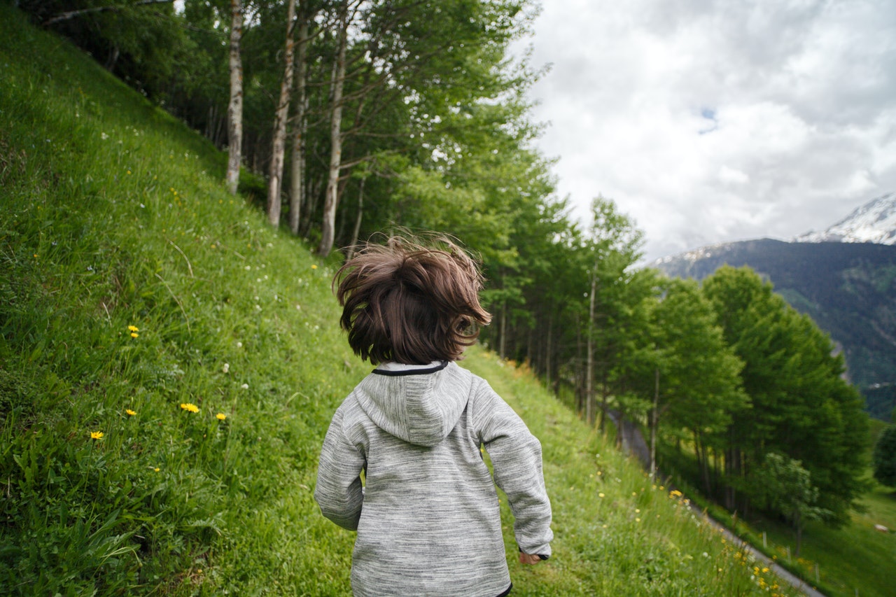 Chłopiec biega po lesie w wygodnych butach