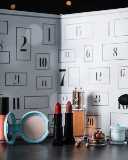 Kalendarz adwentowy z kosmetykami do makijażu