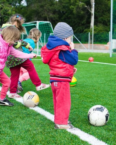 Dzieci na treningu piłki nożnej w odpowiednich butach sportowych
