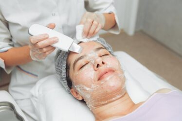 Kobieta u kosmetolog na peelingu kawitacyjnym