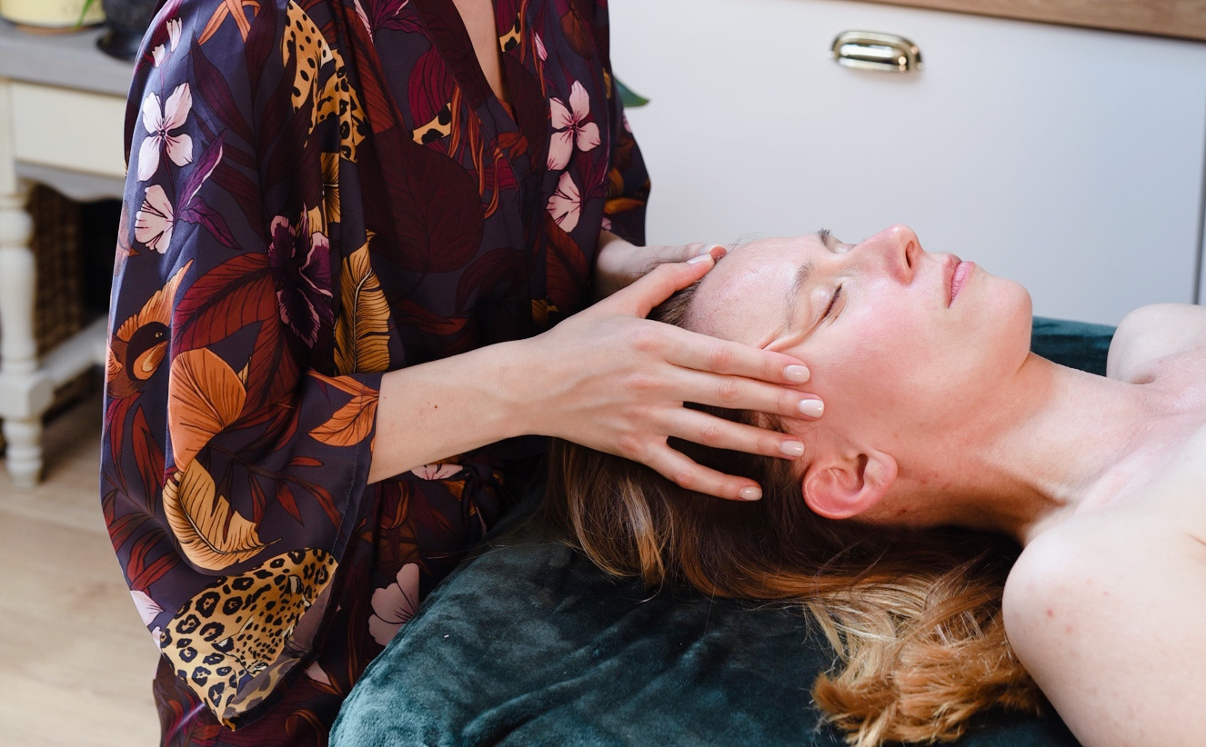 Kobieta na masażu twarzy w salonie kosmetycznym